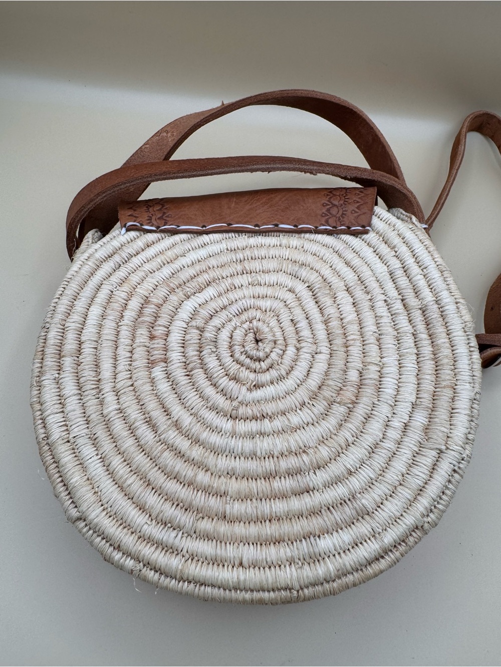 Source Unknown Beige Woven Round Crossbody with Brown Leather Flap - Picture 12 of 14